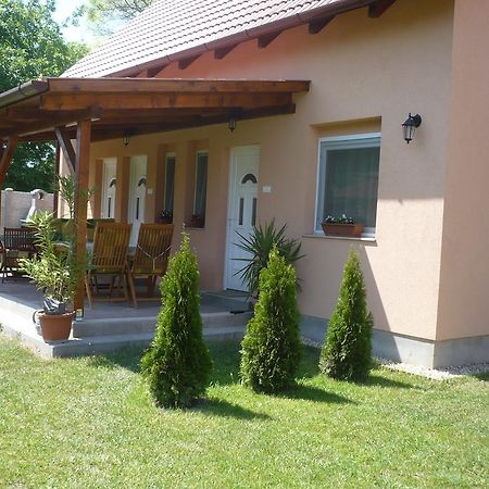 Eszter Apartmanhaz Hajdúszoboszló Exterior foto