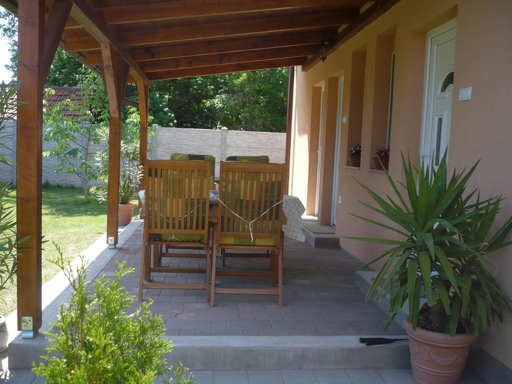 Eszter Apartmanhaz Hajdúszoboszló Exterior foto