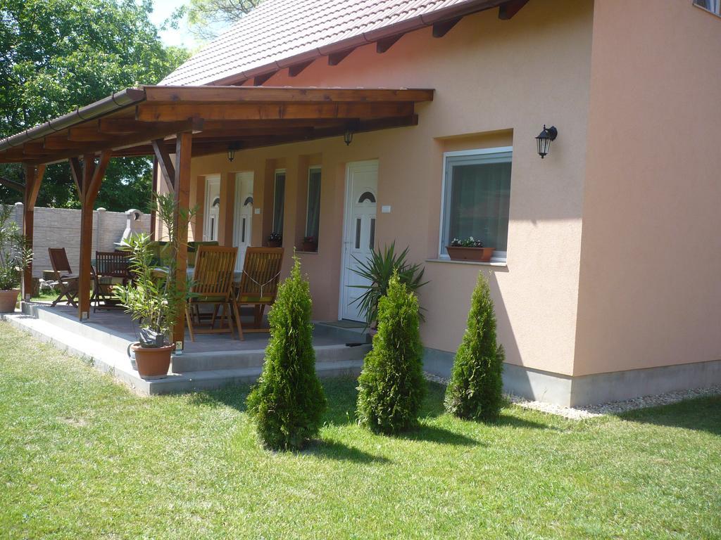 Eszter Apartmanhaz Hajdúszoboszló Exterior foto