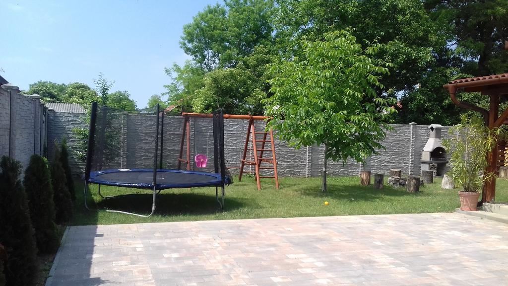 Eszter Apartmanhaz Hajdúszoboszló Exterior foto