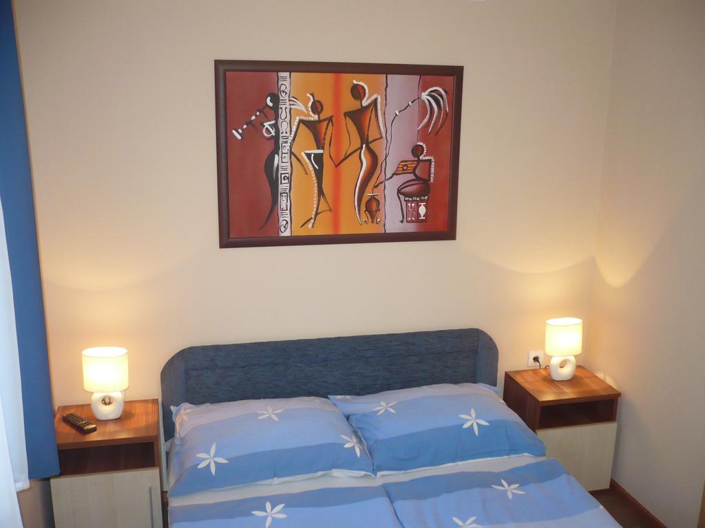 Eszter Apartmanhaz Hajdúszoboszló Exterior foto