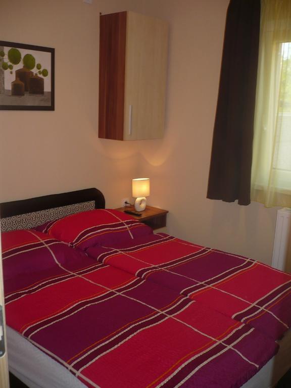 Eszter Apartmanhaz Hajdúszoboszló Exterior foto