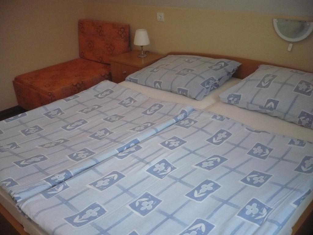 Eszter Apartmanhaz Hajdúszoboszló Exterior foto