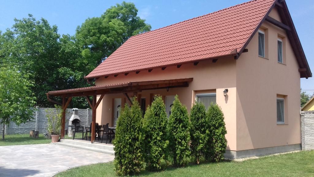 Eszter Apartmanhaz Hajdúszoboszló Exterior foto