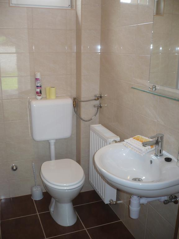Eszter Apartmanhaz Hajdúszoboszló Exterior foto