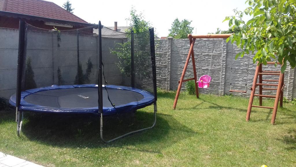 Eszter Apartmanhaz Hajdúszoboszló Exterior foto