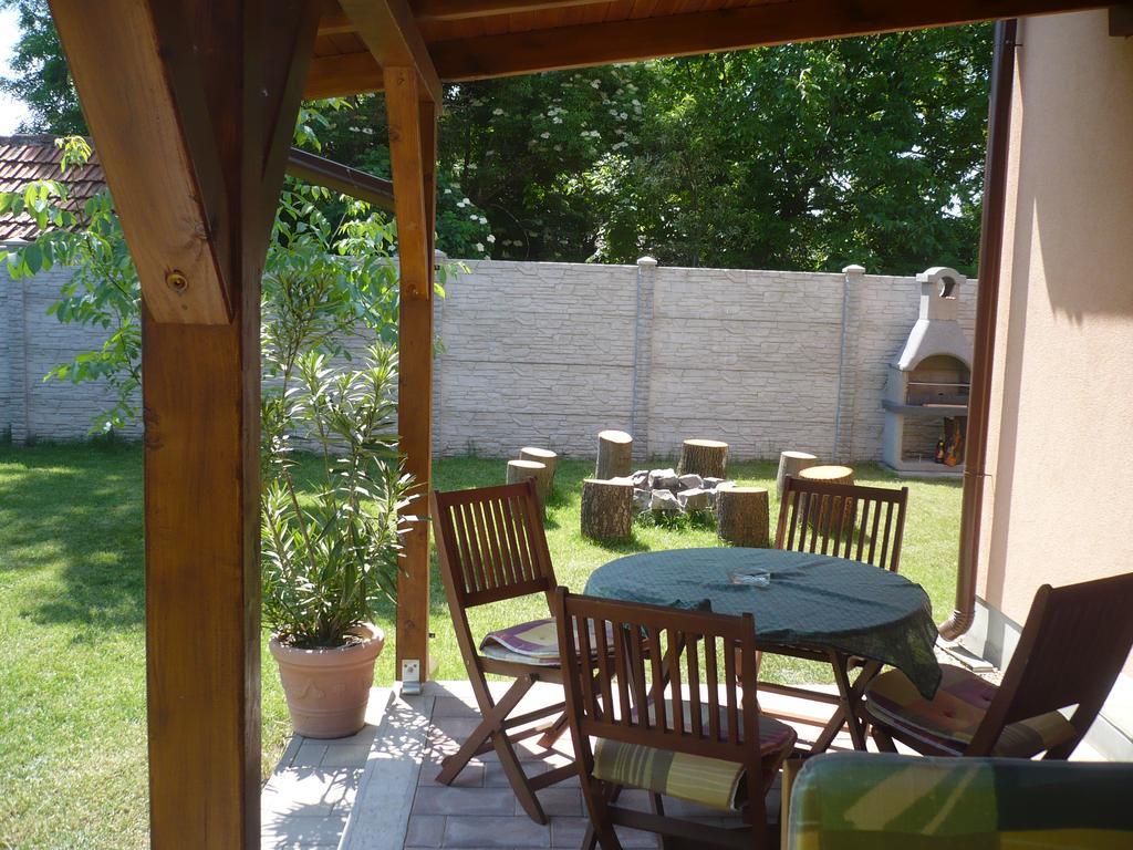 Eszter Apartmanhaz Hajdúszoboszló Exterior foto