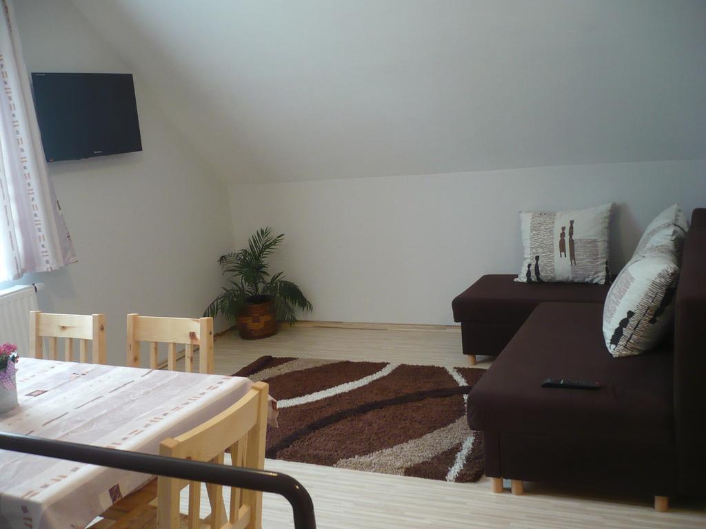 Eszter Apartmanhaz Hajdúszoboszló Exterior foto