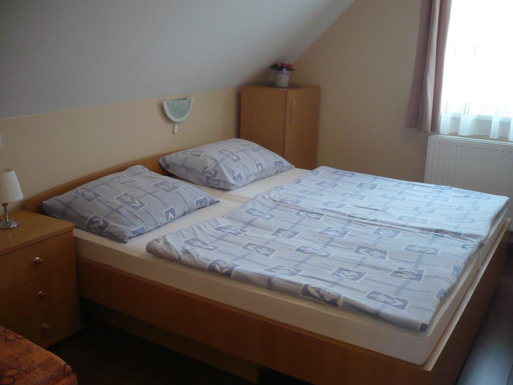 Eszter Apartmanhaz Hajdúszoboszló Exterior foto