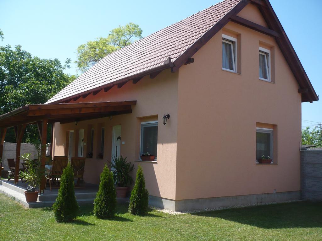 Eszter Apartmanhaz Hajdúszoboszló Exterior foto